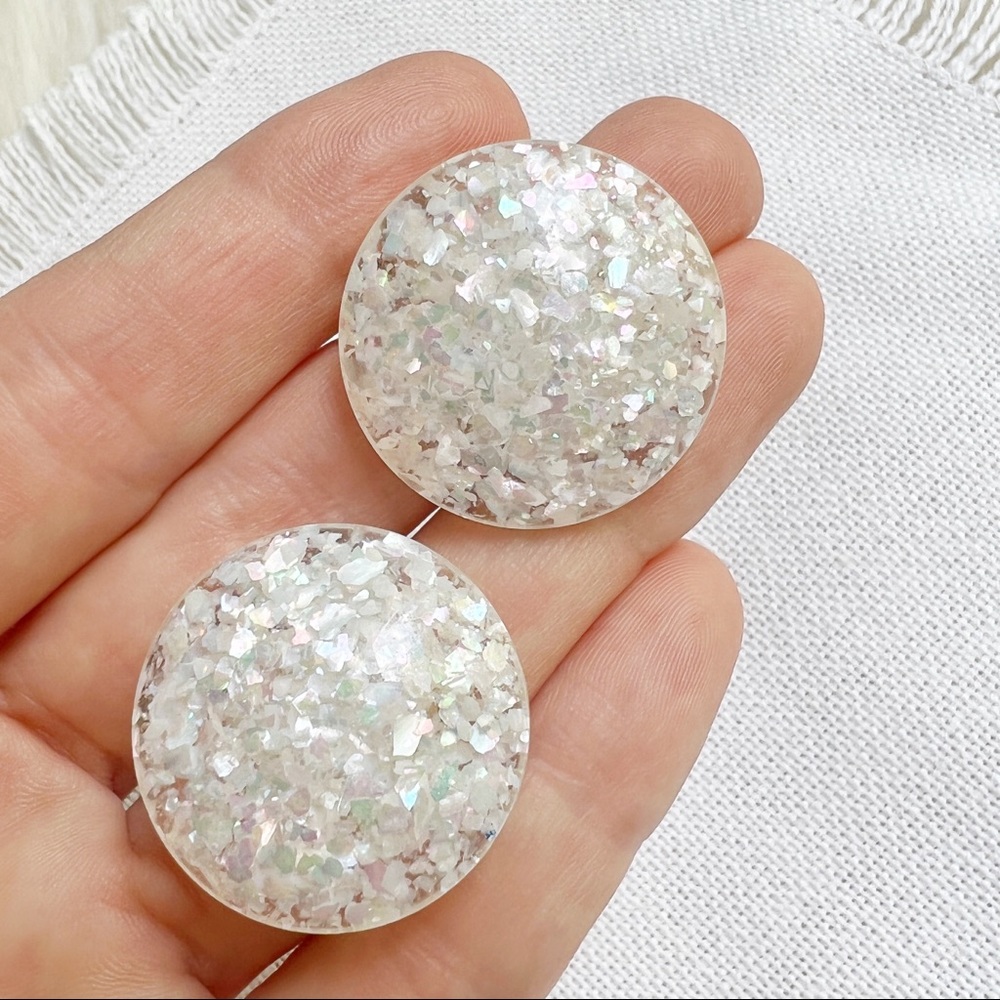 1950s VINTAGE Iridescent Glitter Flakes Clear Lucite Clip Earrings